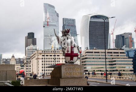 London, Großbritannien. 2. Februar 2023 Ein Blick auf eine Drachenmarkierung und die Skyline der City of London, das Finanzviertel der Hauptstadt, während die Bank of England die britischen Zinssätze auf 4 % erhöht. Kredit: Vuk Valcic/Alamy Live News. Stockfoto