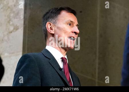 Bundeskanzler Jeremy Hunt sprach vor den Medien im Victoria Place Shopping Centre, Woking, als Reaktion auf den geldpolitischen Bericht der Bank of England, in dem die Zinssätze von 3,5 % auf 4 % angehoben wurden. Foto: Donnerstag, 2. Februar 2023. Stockfoto