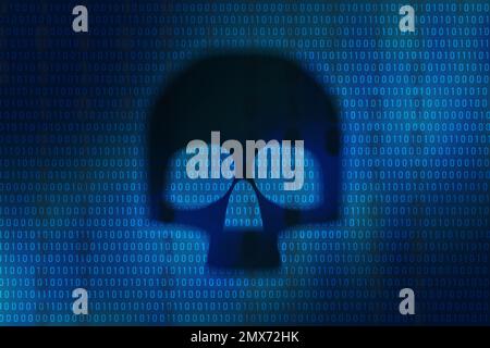 Dunkler Schädel auf digitalem binärem Code-Hintergrund. Konzept zur Verhinderung von Cyberangriffen Stockfoto