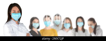 Collage von Menschen, die medizinische Gesichtsmasken auf weißem Hintergrund tragen. Bannerdesign Stockfoto