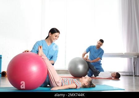 Orthopäden bei der Arbeit mit Kleinkindern in der Spitalgymnastik Stockfoto