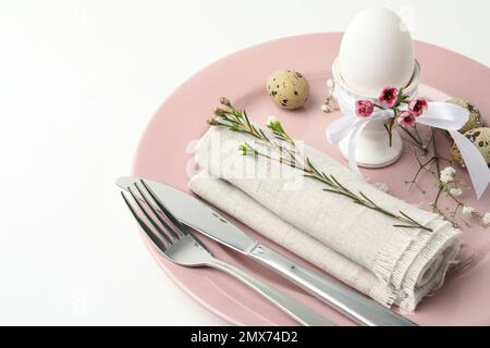 Festlicher Ostertisch mit schöner Blumendekoration, Nahaufnahme Stockfoto