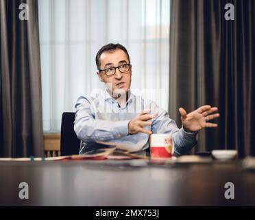 Bundesminister für Ernährung und Landwirtschaft, Cem Oezdemir (Allianz 90 Grüne), während eines Interviews. Berlin, 16. Januar 2023. Stockfoto