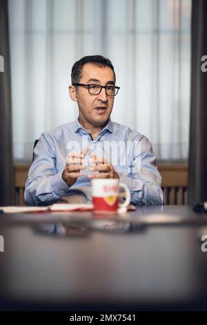 Bundesminister für Ernährung und Landwirtschaft, Cem Oezdemir (Allianz 90 Grüne), während eines Interviews. Berlin, 16. Januar 2023. Stockfoto