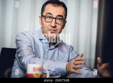 Bundesminister für Ernährung und Landwirtschaft, Cem Oezdemir (Allianz 90 Grüne), während eines Interviews. Berlin, 16. Januar 2023. Stockfoto
