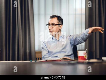 Bundesminister für Ernährung und Landwirtschaft, Cem Oezdemir (Allianz 90 Grüne), während eines Interviews. Berlin, 16. Januar 2023. Stockfoto