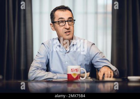 Bundesminister für Ernährung und Landwirtschaft, Cem Oezdemir (Allianz 90 Grüne), während eines Interviews. Berlin, 16. Januar 2023. Stockfoto