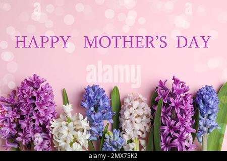 Flach liegend mit wunderschönen Frühlingsblumen und einem Satz HAPPY MOTHER's DAY auf hellrosa Hintergrund Stockfoto