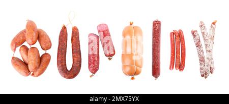 Set mit verschiedenen leckeren Würstchen auf weißem Hintergrund, Draufsicht. Bannerdesign Stockfoto