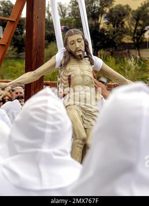 Heilige Woche in Zamora, Spanien. Der artikulierte Christus wird in der Prozession des heiligen Begräbnisses in Bercianos von Aliste vom Kreuz entfernt. Stockfoto