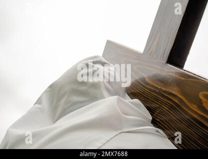 Heilige Woche in Zamora, Spanien. Blick von unten auf die Kapuze einer Buhänderin, die ein Kreuz in der Prozession des heiligen Begräbnisses in Bercianos von Aliste trägt. Stockfoto