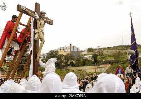 Heilige Woche in Zamora, Spanien. Abstammung Christi in der Prozession des heiligen Begräbnisses in Bercianos de Aliste. Stockfoto