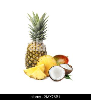 Reife, saftige Ananas, Kokosnuss und Mango auf weißem Hintergrund Stockfoto