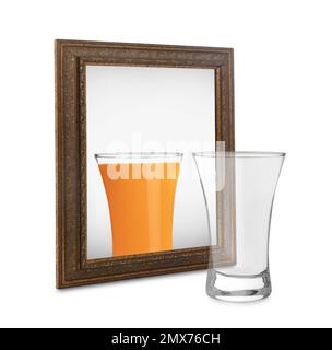 Leeres Glas und Spiegel mit Reflexion auf weißem Hintergrund Stockfoto