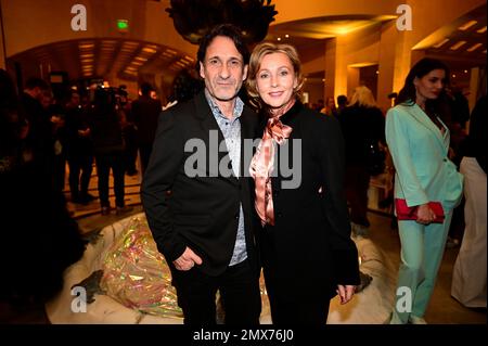 Falk-Willy Wild und Dana Golombek bei der Anja Gockel Fashion Show „Seven Senses“ auf der Berliner Modewoche Herbst/Winter 2023 im Hotel Adlon Kempin Stockfoto