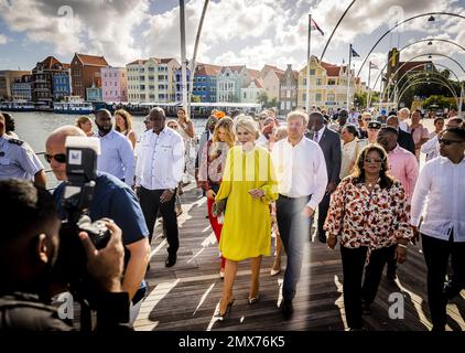 WILLEMSTAD - König Willem-Alexander, Königin Maxima und Prinzessin Amalia gehen über die Queen Emma Bridge (Pontonbrücke) auf Curacao. Die Kronprinzessin hat eine zweiwöchige Einführung in die Länder Aruba, Curacao und St. Maarten und die Inseln, die die karibischen Niederlande bilden: Bonaire, St. Eustatius und Saba. ANP REMKO DE WAAL niederlande raus - belgien raus Stockfoto