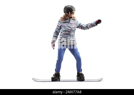 Aufnahme einer Frau in voller Länge mit Schutzbrille und Helm auf einem Snowboard isoliert auf weißem Hintergrund Stockfoto