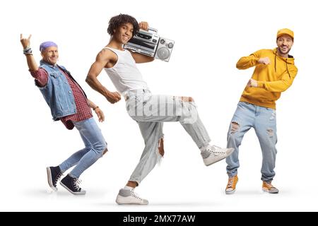 Punk, Kaukasier und ein afroamerikanischer Mann, der mit einer Boombox tanzt, isoliert auf weißem Hintergrund Stockfoto