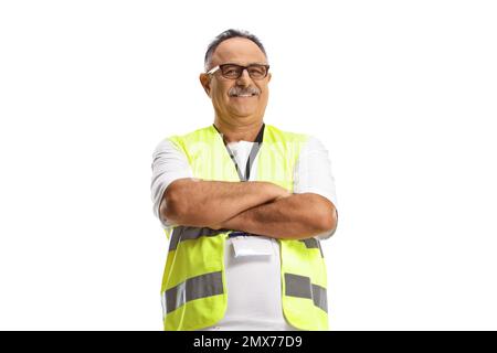 Ein erwachsener Mann trägt eine reflektierende Weste und posiert mit gekreuzten Armen, isoliert auf weißem Hintergrund Stockfoto