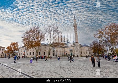 Beyazit-Moschee - osmanische kaiserliche Moschee aus dem 16. Jahrhundert vom Beyazıt-Platz (Freiheitsplatz) aus gesehen. Stockfoto