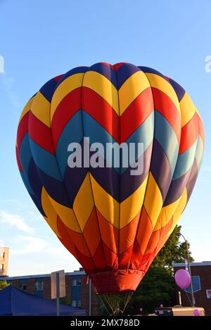 Beim Kingsport, Tennessee Hot Air Balloon Festival schwimmt der Heißluftballon, ist er aufgeblasen und bereit für den Flug. Stockfoto