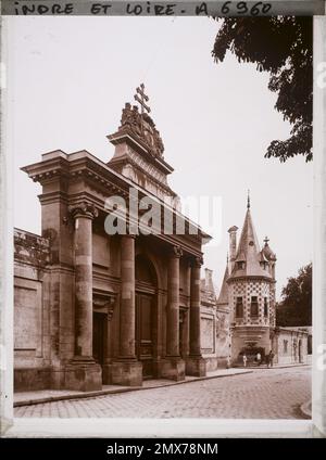 Tours, Frankreich das Portal des Palais des Archdêques, das aktuelle Museum der Schönen Künste, Place Francois Sicard und ein Renaissancehaus an der Ecke Rue des Ursulines , 1909 - Zentrum von Frankreich - Auguste Léon - (Juni) Stockfoto