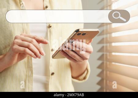 Suchleiste für Internetbrowser und Frau, die das Smartphone in Innenräumen verwendet, Nahaufnahme Stockfoto