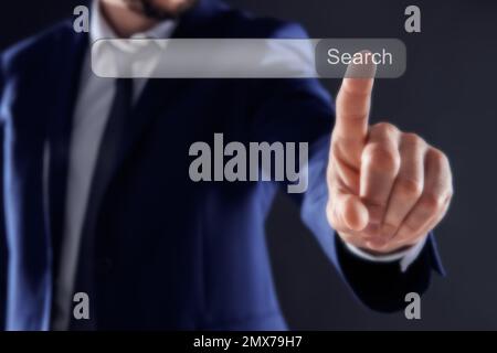 Geschäftsmann, der die Suchleiste auf dem virtuellen Bildschirm benutzt, Nahaufnahme Stockfoto