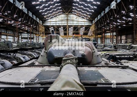 Belgien / Brüssel, 2/2/2023 - der Mann, der der Ukraine helfen wollte: In den Hangars, die Leoparden - 2/2/2023 - Belgien / Brüssel / Brüssel - während die Europäer die Leoparden 2 und andere Panzer in die Ukraine schicken müssen, rund 500 schwere und leichte Panzer (Leoparden 1 und Geparden...) Werden in den Hangars des Verteidigungsunternehmens OIP Land Systems in der Nähe von Tournais in Belgien gelagert. Diese Zahl macht es zur größten privaten Sammlung von Tanks in Europa.) Freddy Versluys, der CEO, ist bereit, sie zu verkaufen und zu exportieren, sobald er die notwendigen Genehmigungen vom Gouverneur erhält Stockfoto