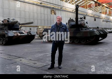 Belgien / Brüssel, 2/2/2023 - der Mann, der der Ukraine helfen wollte: In den Hangars, die Leoparden - 2/2/2023 - Belgien / Brüssel / Brüssel - während die Europäer die Leoparden 2 und andere Panzer in die Ukraine schicken müssen, rund 500 schwere und leichte Panzer (Leoparden 1 und Geparden...) Werden in den Hangars des Verteidigungsunternehmens OIP Land Systems in der Nähe von Tournais in Belgien gelagert. Diese Zahl macht es zur größten privaten Sammlung von Tanks in Europa.) Freddy Versluys, der CEO, ist bereit, sie zu verkaufen und zu exportieren, sobald er die notwendigen Genehmigungen vom Gouverneur erhält Stockfoto