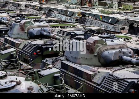 Belgien / Brüssel, 2/2/2023 - der Mann, der der Ukraine helfen wollte: In den Hangars, die Leoparden - 2/2/2023 - Belgien / Brüssel / Brüssel - während die Europäer die Leoparden 2 und andere Panzer in die Ukraine schicken müssen, rund 500 schwere und leichte Panzer (Leoparden 1 und Geparden...) Werden in den Hangars des Verteidigungsunternehmens OIP Land Systems in der Nähe von Tournais in Belgien gelagert. Diese Zahl macht es zur größten privaten Sammlung von Tanks in Europa.) Freddy Versluys, der CEO, ist bereit, sie zu verkaufen und zu exportieren, sobald er die notwendigen Genehmigungen vom Gouverneur erhält Stockfoto