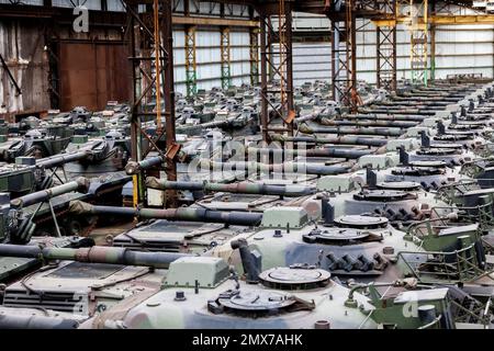 Belgien / Brüssel, 2/2/2023 - der Mann, der der Ukraine helfen wollte: In den Hangars, die Leoparden - 2/2/2023 - Belgien / Brüssel / Brüssel - während die Europäer die Leoparden 2 und andere Panzer in die Ukraine schicken müssen, rund 500 schwere und leichte Panzer (Leoparden 1 und Geparden...) Werden in den Hangars des Verteidigungsunternehmens OIP Land Systems in der Nähe von Tournais in Belgien gelagert. Diese Zahl macht es zur größten privaten Sammlung von Tanks in Europa.) Freddy Versluys, der CEO, ist bereit, sie zu verkaufen und zu exportieren, sobald er die notwendigen Genehmigungen vom Gouverneur erhält Stockfoto