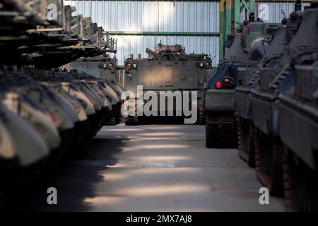 Belgien / Brüssel, 2/2/2023 - der Mann, der der Ukraine helfen wollte: In den Hangars, die Leoparden - 2/2/2023 - Belgien / Brüssel / Brüssel - während die Europäer die Leoparden 2 und andere Panzer in die Ukraine schicken müssen, rund 500 schwere und leichte Panzer (Leoparden 1 und Geparden...) Werden in den Hangars des Verteidigungsunternehmens OIP Land Systems in der Nähe von Tournais in Belgien gelagert. Diese Zahl macht es zur größten privaten Sammlung von Tanks in Europa.) Freddy Versluys, der CEO, ist bereit, sie zu verkaufen und zu exportieren, sobald er die notwendigen Genehmigungen vom Gouverneur erhält Stockfoto