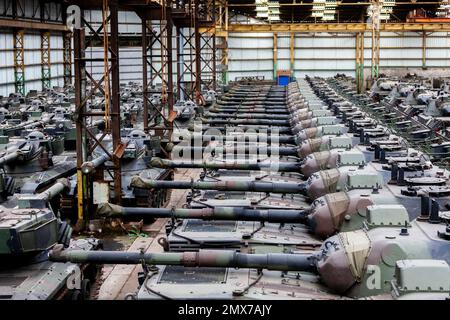 Belgien / Brüssel, 2/2/2023 - der Mann, der der Ukraine helfen wollte: In den Hangars, die Leoparden - 2/2/2023 - Belgien / Brüssel / Brüssel - während die Europäer die Leoparden 2 und andere Panzer in die Ukraine schicken müssen, rund 500 schwere und leichte Panzer (Leoparden 1 und Geparden...) Werden in den Hangars des Verteidigungsunternehmens OIP Land Systems in der Nähe von Tournais in Belgien gelagert. Diese Zahl macht es zur größten privaten Sammlung von Tanks in Europa.) Freddy Versluys, der CEO, ist bereit, sie zu verkaufen und zu exportieren, sobald er die notwendigen Genehmigungen vom Gouverneur erhält Stockfoto