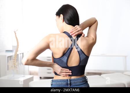 Frau mit Rückenschmerzen in der Klinik. Orthopäde besuchen Stockfoto