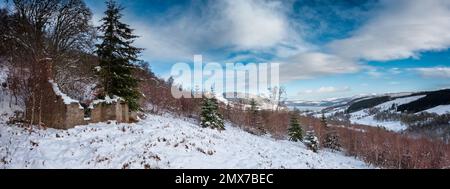 Daffodil Cottage im alten, längst verstorbenen Dorf Eskart in Glen Coiltie unter einer Schneedecke. Stockfoto