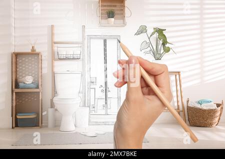 Frau malt Innendesign im Badezimmer. Kombination aus Foto und Skizze Stockfoto