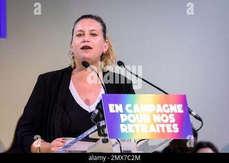 Der französische Stellvertreter Mathilde Panot hält eine Rede auf einer Kundgebung der "Nouvelle Union populaire écologique et sociale" (NUPES) gegen die Rentenreform. Stockfoto