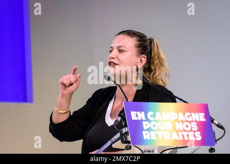 Der französische Stellvertreter Mathilde Panot hält eine Rede auf einer Kundgebung der "Nouvelle Union populaire écologique et sociale" (NUPES) gegen die Rentenreform. Stockfoto