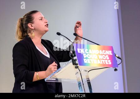 Der französische Stellvertreter Mathilde Panot hält eine Rede auf einer Kundgebung der "Nouvelle Union populaire écologique et sociale" (NUPES) gegen die Rentenreform. Stockfoto