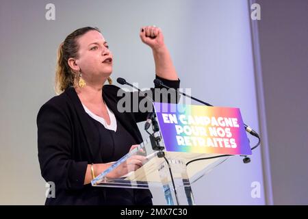 Der französische Stellvertreter Mathilde Panot hält eine Rede auf einer Kundgebung der "Nouvelle Union populaire écologique et sociale" (NUPES) gegen die Rentenreform. Stockfoto