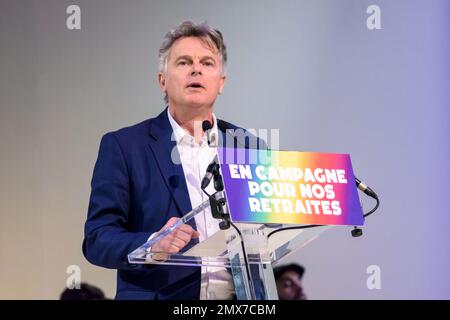 Der französische Stellvertreter Fabien Roussel hält eine Rede auf einer Kundgebung der "Nouvelle Union populaire écologique et sociale" (NUPES) gegen die Rentenreform. Stockfoto