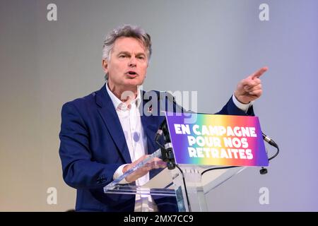 Der französische Stellvertreter Fabien Roussel hält eine Rede auf einer Kundgebung der "Nouvelle Union populaire écologique et sociale" (NUPES) gegen die Rentenreform. Stockfoto