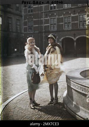 Den Haag, Niederlande Madame de Gubernatis mit einem Freund im Innenhof des binnenhof , 1929 - Niederlande - Stéphane Passet - (17.-31. August) Stockfoto