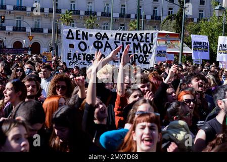 Athen, Griechenland. 2. Februar 2023. Demonstranten halten vor dem parlament Banner und Plakate. Hunderte von Schauspielern, Künstlern und Kunststudenten gingen auf die Straße und protestierten gegen die Gesetzesvorlage der Regierung, nach der sie trotz ihrer jahrelangen Ausbildung in Einrichtungen, die offiziell vom Kulturministerium genehmigt wurden, als Hochschulabsolventen betrachtet werden. (Kreditbild: © Nikolas Georgiou/ZUMA Press Wire) NUR REDAKTIONELLE VERWENDUNG! Nicht für den kommerziellen GEBRAUCH! Stockfoto