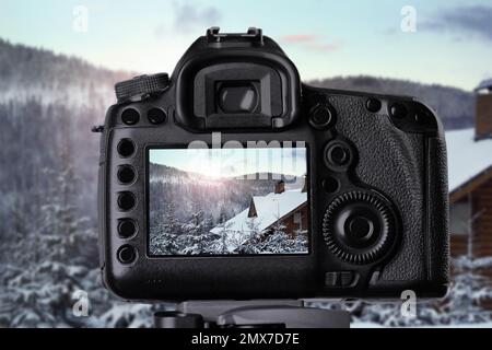 Wunderschöne Aussicht auf verschneiten Wald mit einer professionellen Videokamera aufnehmen Stockfoto