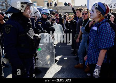 Athen, Griechenland. 2. Februar 2023. Demonstranten halten vor dem parlament Banner und Plakate. Hunderte von Schauspielern, Künstlern und Kunststudenten gingen auf die Straße und protestierten gegen die Gesetzesvorlage der Regierung, nach der sie trotz ihrer jahrelangen Ausbildung in Einrichtungen, die offiziell vom Kulturministerium genehmigt wurden, als Hochschulabsolventen betrachtet werden. (Kreditbild: © Nikolas Georgiou/ZUMA Press Wire) NUR REDAKTIONELLE VERWENDUNG! Nicht für den kommerziellen GEBRAUCH! Stockfoto