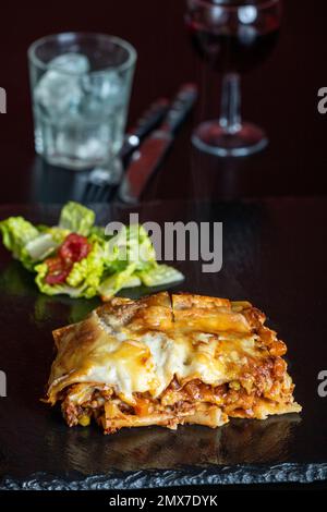 Lasagne auf schwarzem Schiefer Stockfoto