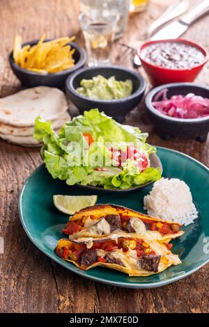 mexikanische Tacos auf einem grünen Teller Stockfoto