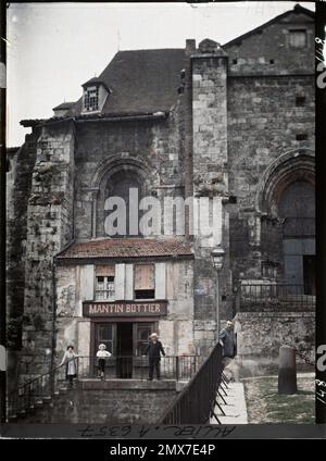 Saint-Pourcalain-sur-Sioule, Allier, Frankreich das Nachttisch der Kirche Sainte-Croix, mit der Boutique Bottier zwischen zwei Kirchenkörpern, 1911 - Zentrum von Frankreich Auvergne Bourgogne - Auguste Léon - (Juli 17 - August 6) Stockfoto